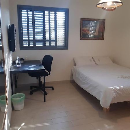 Adorable 3 Bedroom Brenner "Hill" Suite Giv'at Brenner 外观 照片